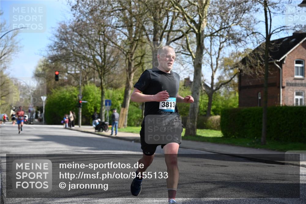 12.04.2026 - 45. Internationalen Wilhelmsburger Insellauf J. Mangold http://msf.ph/oto/9455133 12.04.2026 10:24:13 Ziel 3813, 4052, 2595, 4143, 5609, 4296 meine-sportfotos.de