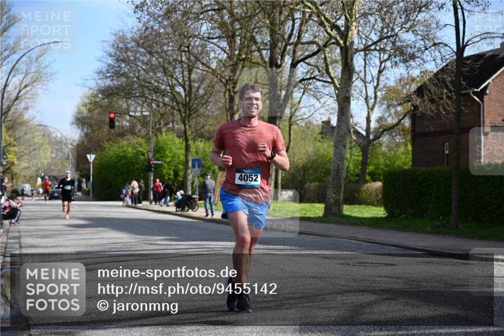 12.04.2026 - 45. Internationalen Wilhelmsburger Insellauf J. Mangold http://msf.ph/oto/9455142 12.04.2026 10:24:21 Ziel 3813, 4052, 2595, 4143, 5609, 4296, 5609, 4296, 3558, 4495, 5415 meine-sportfotos.de