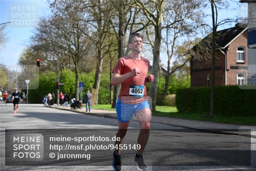 12.04.2026 - 45. Internationalen Wilhelmsburger Insellauf J. Mangold http://msf.ph/oto/9455149 12.04.2026 10:24:21 Ziel 3813, 4052, 2595, 4143, 5609, 4296, 5609, 4296, 3558, 4495, 5415 meine-sportfotos.de