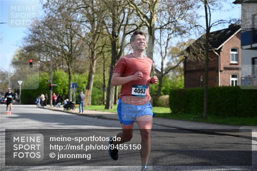 12.04.2026 - 45. Internationalen Wilhelmsburger Insellauf J. Mangold http://msf.ph/oto/9455150 12.04.2026 10:24:21 Ziel 3813, 4052, 2595, 4143, 5609, 4296, 5609, 4296, 3558, 4495, 5415 meine-sportfotos.de