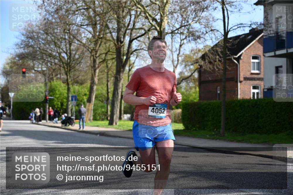 12.04.2026 - 45. Internationalen Wilhelmsburger Insellauf J. Mangold http://msf.ph/oto/9455151 12.04.2026 10:24:21 Ziel 3813, 4052, 2595, 4143, 5609, 4296, 5609, 4296, 3558, 4495, 5415 meine-sportfotos.de
