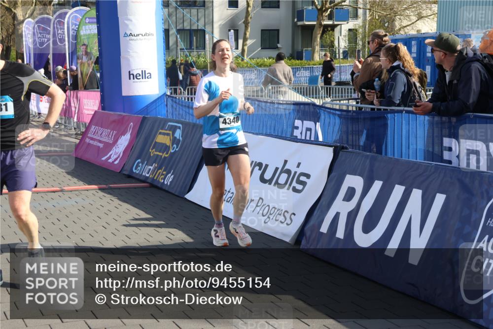 12.04.2026 - 45. Internationalen Wilhelmsburger Insellauf Strokosch-Dieckow http://msf.ph/oto/9455154 12.04.2026 10:30:48 Ziel 3958, 4340, 2317 meine-sportfotos.de