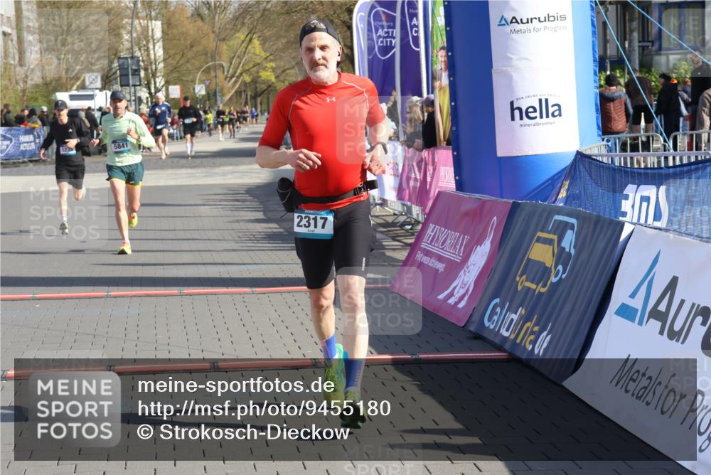 12.04.2026 - 45. Internationalen Wilhelmsburger Insellauf Strokosch-Dieckow http://msf.ph/oto/9455180 12.04.2026 10:30:51 Ziel 2317, 5841, 5236 meine-sportfotos.de