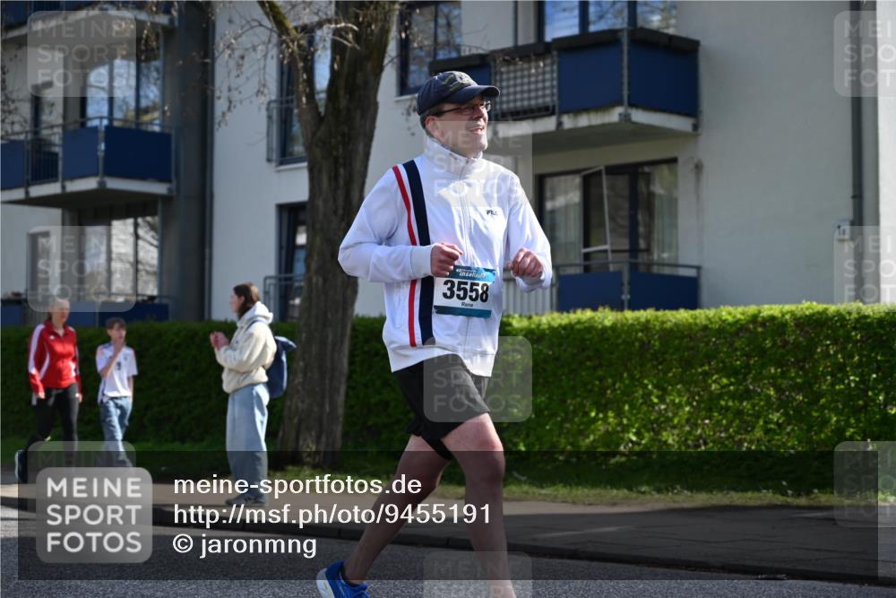 12.04.2026 - 45. Internationalen Wilhelmsburger Insellauf J. Mangold http://msf.ph/oto/9455191 12.04.2026 10:24:59 Ziel 3558, 4495, 5415, 5569, 3321, 5502, 3812, 3578 meine-sportfotos.de