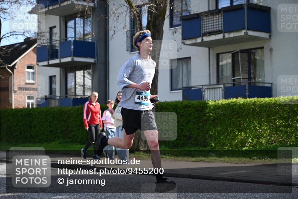 12.04.2026 - 45. Internationalen Wilhelmsburger Insellauf J. Mangold http://msf.ph/oto/9455200 12.04.2026 10:25:01 Ziel 3558, 4495, 5415, 5569, 3321, 5502, 3812, 3578 meine-sportfotos.de