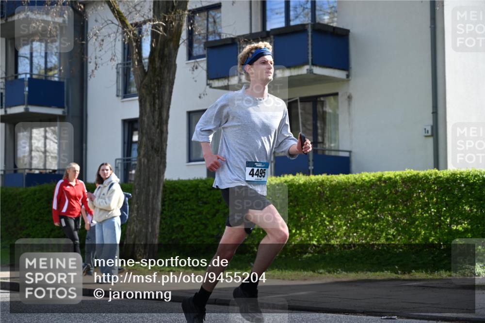 12.04.2026 - 45. Internationalen Wilhelmsburger Insellauf J. Mangold http://msf.ph/oto/9455204 12.04.2026 10:25:01 Ziel 3558, 4495, 5415, 5569, 3321, 5502, 3812, 3578 meine-sportfotos.de