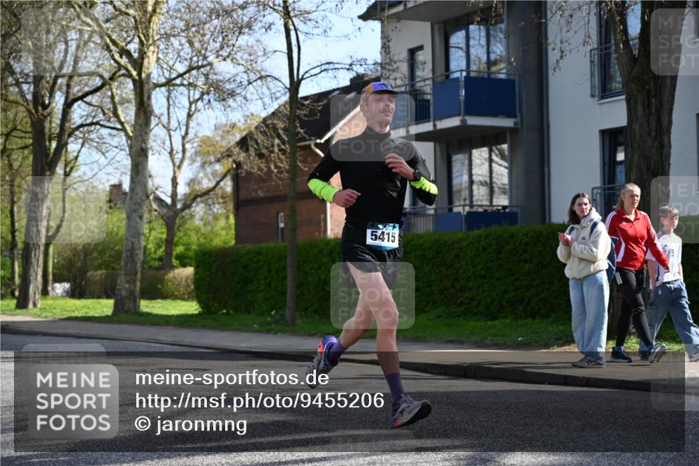 12.04.2026 - 45. Internationalen Wilhelmsburger Insellauf J. Mangold http://msf.ph/oto/9455206 12.04.2026 10:25:02 Ziel 3558, 4495, 5415, 5569, 3321, 5502, 3812, 3812, 3578 meine-sportfotos.de