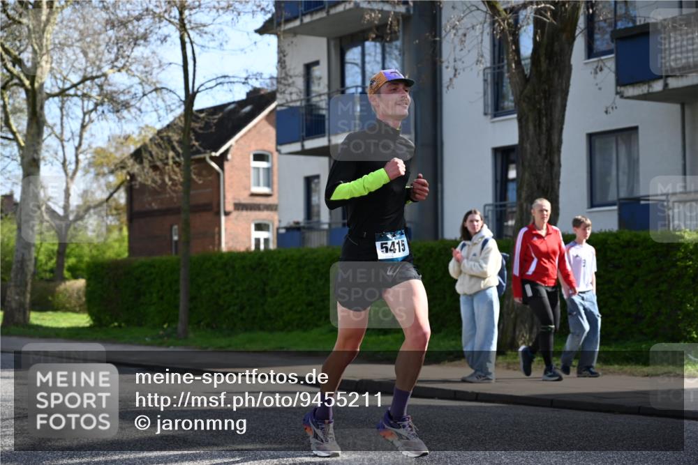 12.04.2026 - 45. Internationalen Wilhelmsburger Insellauf J. Mangold http://msf.ph/oto/9455211 12.04.2026 10:25:02 Ziel 3558, 4495, 5415, 5569, 3321, 5502, 3812, 3812, 3578 meine-sportfotos.de