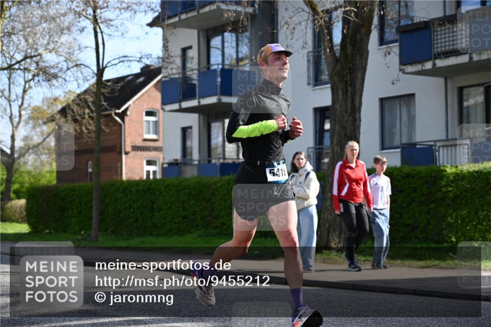12.04.2026 - 45. Internationalen Wilhelmsburger Insellauf J. Mangold http://msf.ph/oto/9455212 12.04.2026 10:25:02 Ziel 3558, 4495, 5415, 5569, 3321, 5502, 3812, 3812, 3578 meine-sportfotos.de