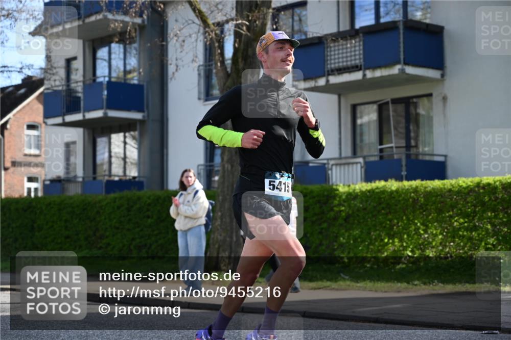 12.04.2026 - 45. Internationalen Wilhelmsburger Insellauf J. Mangold http://msf.ph/oto/9455216 12.04.2026 10:25:02 Ziel 3558, 4495, 5415, 5569, 3321, 5502, 3812, 3812, 3578 meine-sportfotos.de