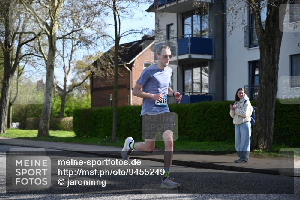 12.04.2026 - 45. Internationalen Wilhelmsburger Insellauf J. Mangold http://msf.ph/oto/9455249 12.04.2026 10:25:20 Ziel 3321, 5502, 3812, 3578, 5767, 5707, 4175, 4460, 2382 meine-sportfotos.de