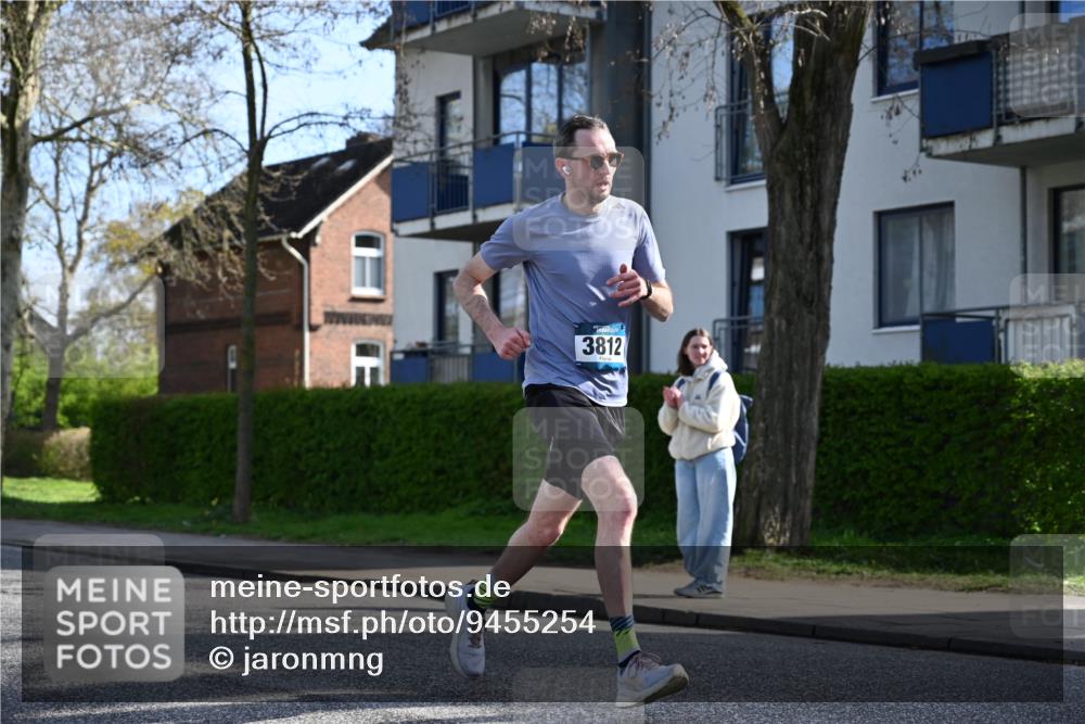 12.04.2026 - 45. Internationalen Wilhelmsburger Insellauf J. Mangold http://msf.ph/oto/9455254 12.04.2026 10:25:20 Ziel 3321, 5502, 3812, 3578, 5767, 5707, 4175, 4460, 2382 meine-sportfotos.de