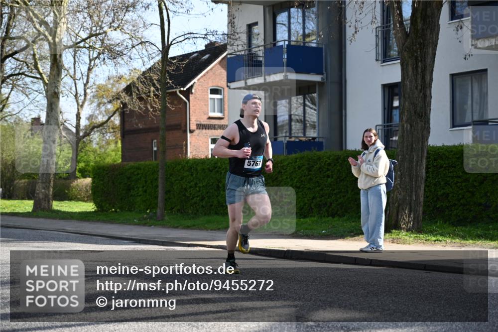 12.04.2026 - 45. Internationalen Wilhelmsburger Insellauf J. Mangold http://msf.ph/oto/9455272 12.04.2026 10:25:47 Ziel 3578, 5767, 5707, 4175, 4460, 2382, 3487, 5708, 5708, 4621, 4061, 3368, 4572, 5742, 4225 meine-sportfotos.de