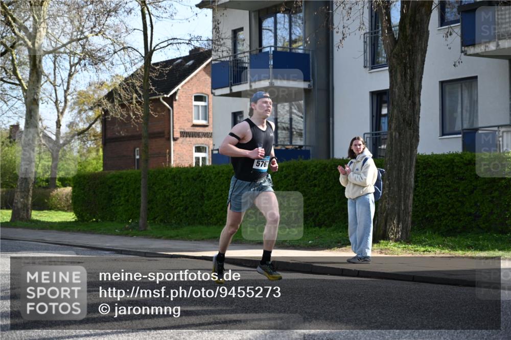 12.04.2026 - 45. Internationalen Wilhelmsburger Insellauf J. Mangold http://msf.ph/oto/9455273 12.04.2026 10:25:47 Ziel 3578, 5767, 5707, 4175, 4460, 2382, 3487, 5708, 5708, 4621, 4061, 3368, 4572, 5742, 4225 meine-sportfotos.de