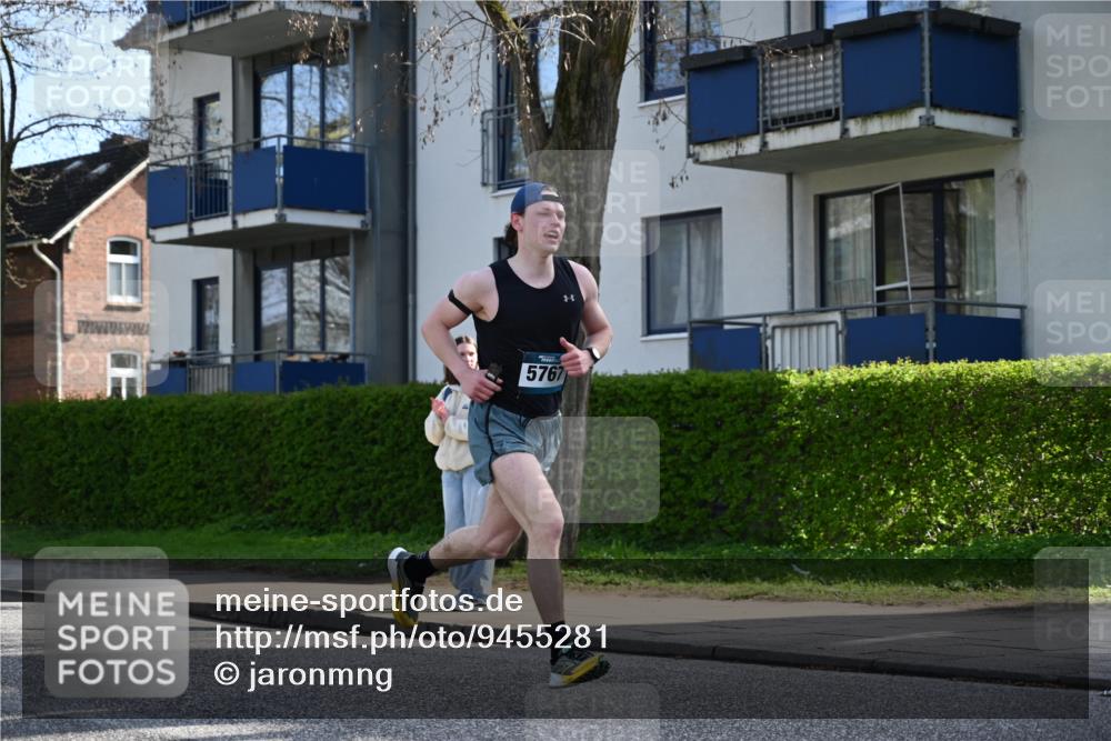 12.04.2026 - 45. Internationalen Wilhelmsburger Insellauf J. Mangold http://msf.ph/oto/9455281 12.04.2026 10:25:48 Ziel 3578, 5767, 5707, 4175, 4460, 2382, 3487, 5708, 4621, 4621, 4061, 3368, 4572, 5742, 4225, 3752, 3047 meine-sportfotos.de