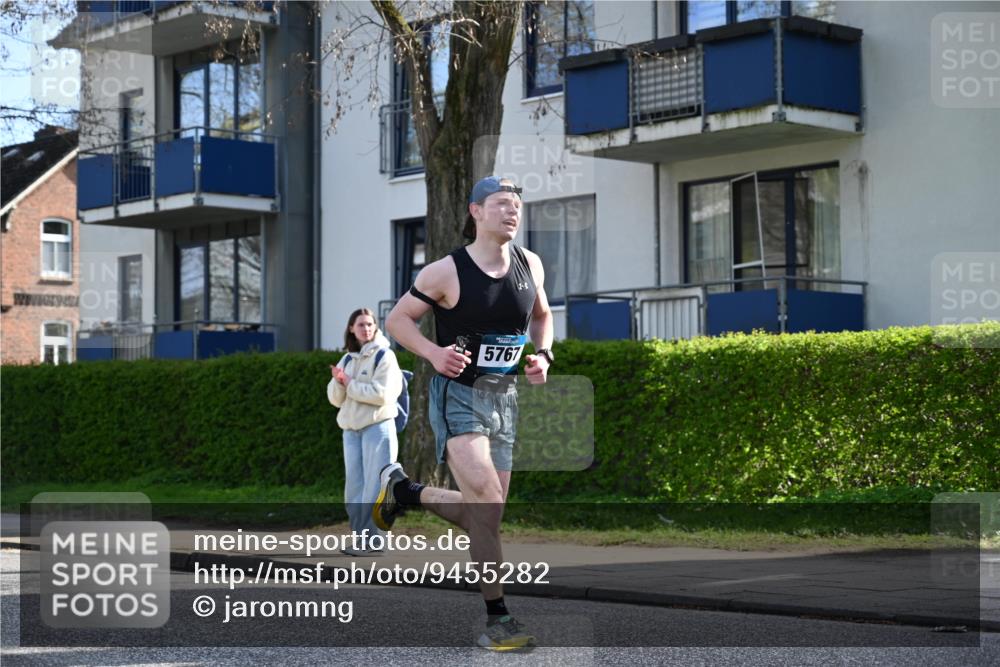 12.04.2026 - 45. Internationalen Wilhelmsburger Insellauf J. Mangold http://msf.ph/oto/9455282 12.04.2026 10:25:48 Ziel 3578, 5767, 5707, 4175, 4460, 2382, 3487, 5708, 4621, 4621, 4061, 3368, 4572, 5742, 4225, 3752, 3047 meine-sportfotos.de