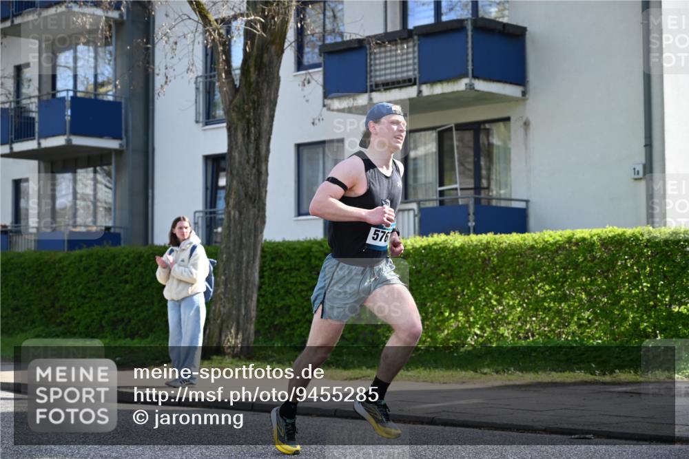 12.04.2026 - 45. Internationalen Wilhelmsburger Insellauf J. Mangold http://msf.ph/oto/9455285 12.04.2026 10:25:48 Ziel 3578, 5767, 5707, 4175, 4460, 2382, 3487, 5708, 4621, 4621, 4061, 3368, 4572, 5742, 4225, 3752, 3047 meine-sportfotos.de