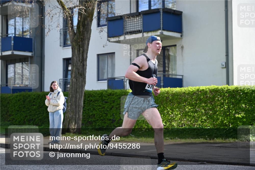 12.04.2026 - 45. Internationalen Wilhelmsburger Insellauf J. Mangold http://msf.ph/oto/9455286 12.04.2026 10:25:48 Ziel 3578, 5767, 5707, 4175, 4460, 2382, 3487, 5708, 4621, 4621, 4061, 3368, 4572, 5742, 4225, 3752, 3047 meine-sportfotos.de