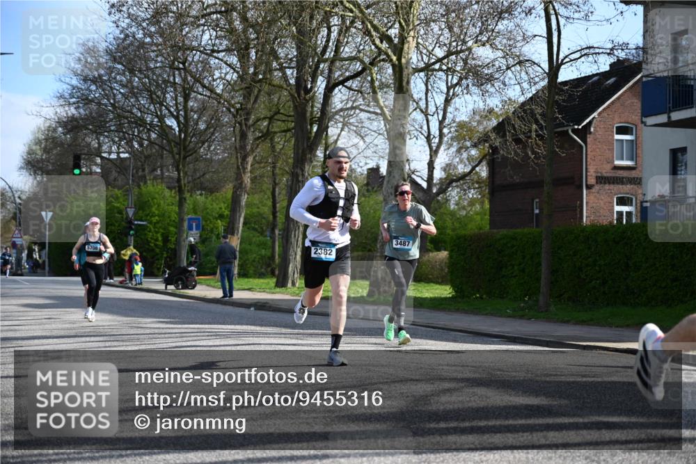 12.04.2026 - 45. Internationalen Wilhelmsburger Insellauf J. Mangold http://msf.ph/oto/9455316 12.04.2026 10:26:01 Ziel 4175, 4460, 2382, 3487, 5708, 4621, 4061, 4061, 3368, 4572, 5742, 4225, 3752, 3047, 2160 meine-sportfotos.de