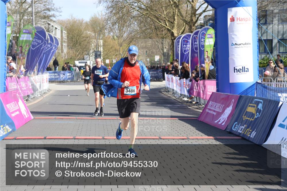 12.04.2026 - 45. Internationalen Wilhelmsburger Insellauf Strokosch-Dieckow http://msf.ph/oto/9455330 12.04.2026 10:43:58 Ziel 3486, 4428, 3022 meine-sportfotos.de