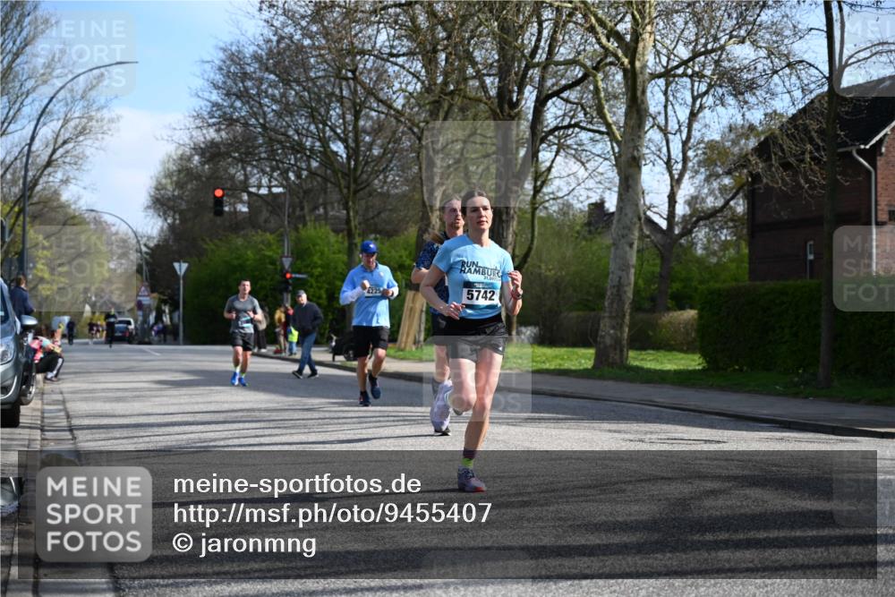 12.04.2026 - 45. Internationalen Wilhelmsburger Insellauf J. Mangold http://msf.ph/oto/9455407 12.04.2026 10:26:26 Ziel 4061, 3368, 4572, 5742, 4225, 3752, 3047, 2160, 4673, 5344, 4941, 5503, 5055 meine-sportfotos.de