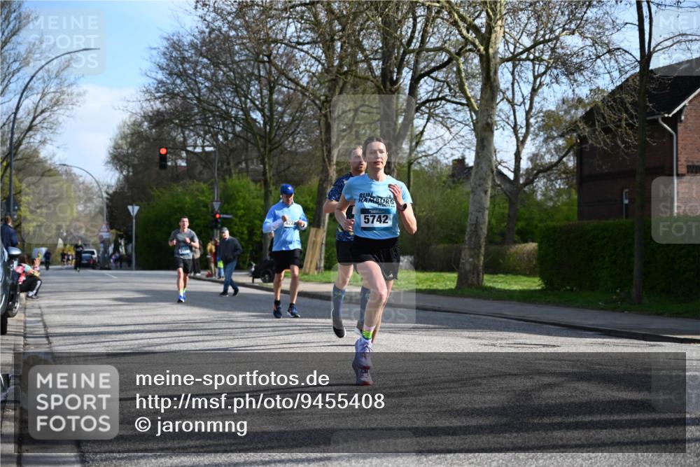 12.04.2026 - 45. Internationalen Wilhelmsburger Insellauf J. Mangold http://msf.ph/oto/9455408 12.04.2026 10:26:26 Ziel 4061, 3368, 4572, 5742, 4225, 3752, 3047, 2160, 4673, 5344, 4941, 5503, 5055 meine-sportfotos.de
