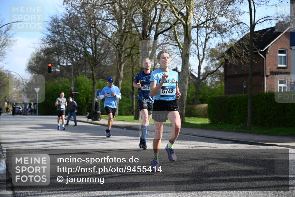 12.04.2026 - 45. Internationalen Wilhelmsburger Insellauf J. Mangold http://msf.ph/oto/9455414 12.04.2026 10:26:27 Ziel 3368, 4572, 5742, 4225, 3752, 3047, 2160, 4673, 4673, 5344, 4941, 4941, 5503, 5055 meine-sportfotos.de