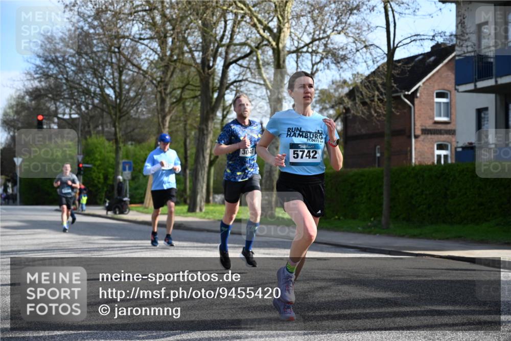 12.04.2026 - 45. Internationalen Wilhelmsburger Insellauf J. Mangold http://msf.ph/oto/9455420 12.04.2026 10:26:27 Ziel 3368, 4572, 5742, 4225, 3752, 3047, 2160, 4673, 4673, 5344, 4941, 4941, 5503, 5055 meine-sportfotos.de
