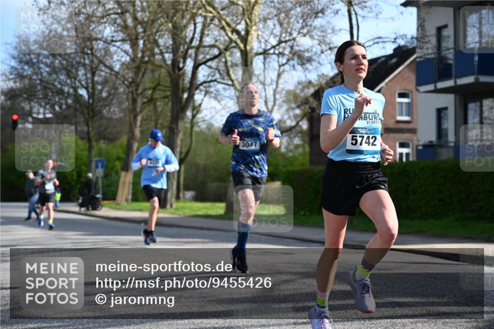 12.04.2026 - 45. Internationalen Wilhelmsburger Insellauf J. Mangold http://msf.ph/oto/9455426 12.04.2026 10:26:27 Ziel 3368, 4572, 5742, 4225, 3752, 3047, 2160, 4673, 4673, 5344, 4941, 4941, 5503, 5055 meine-sportfotos.de