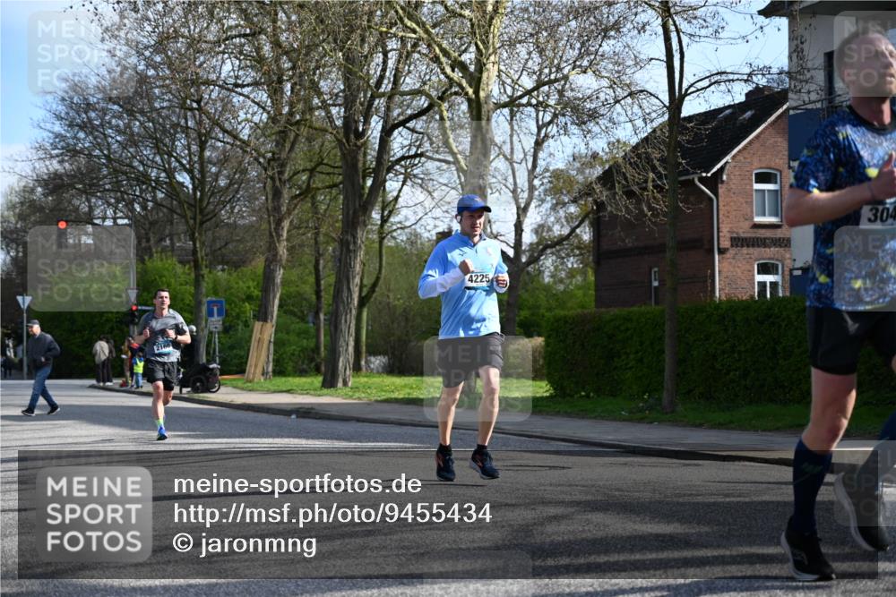 12.04.2026 - 45. Internationalen Wilhelmsburger Insellauf J. Mangold http://msf.ph/oto/9455434 12.04.2026 10:26:28 Ziel 3368, 4572, 5742, 4225, 3752, 3047, 2160, 4673, 5344, 4941, 5503, 5055, 5301 meine-sportfotos.de
