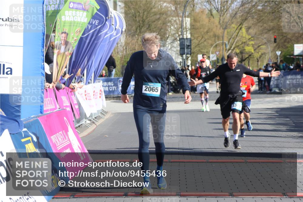12.04.2026 - 45. Internationalen Wilhelmsburger Insellauf Strokosch-Dieckow http://msf.ph/oto/9455436 12.04.2026 10:44:15 Ziel 2065, 3345, 2073 meine-sportfotos.de