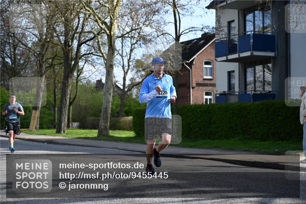 12.04.2026 - 45. Internationalen Wilhelmsburger Insellauf J. Mangold http://msf.ph/oto/9455445 12.04.2026 10:26:29 Ziel 3368, 4572, 5742, 4225, 3752, 3047, 2160, 4673, 5344, 4941, 5503, 5055, 5301 meine-sportfotos.de