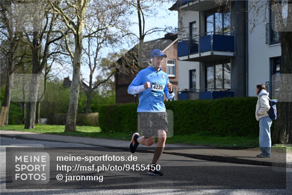 12.04.2026 - 45. Internationalen Wilhelmsburger Insellauf J. Mangold http://msf.ph/oto/9455450 12.04.2026 10:26:29 Ziel 3368, 4572, 5742, 4225, 3752, 3047, 2160, 4673, 5344, 4941, 5503, 5055, 5301 meine-sportfotos.de