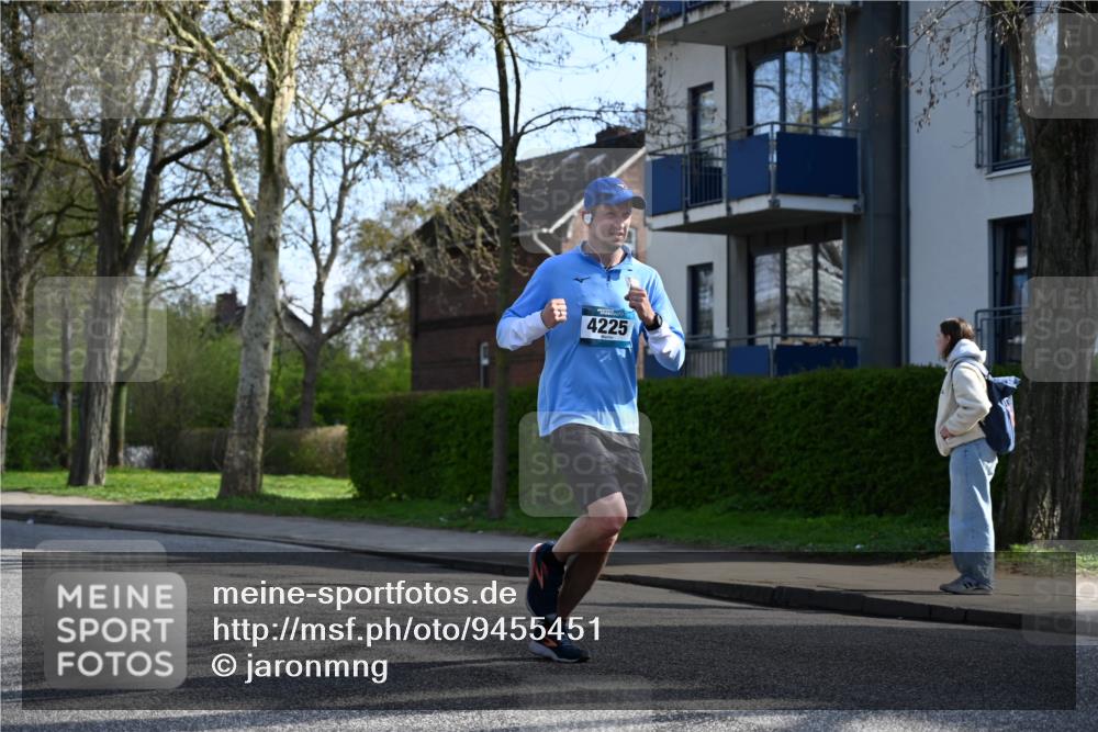 12.04.2026 - 45. Internationalen Wilhelmsburger Insellauf J. Mangold http://msf.ph/oto/9455451 12.04.2026 10:26:29 Ziel 3368, 4572, 5742, 4225, 3752, 3047, 2160, 4673, 5344, 4941, 5503, 5055, 5301 meine-sportfotos.de