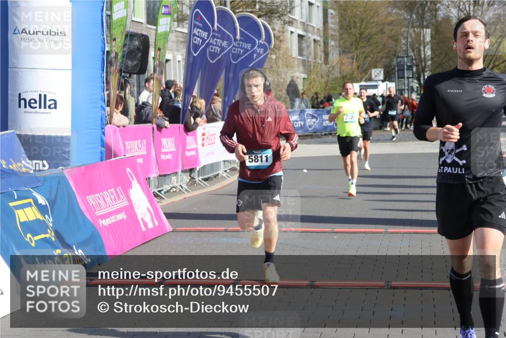 12.04.2026 - 45. Internationalen Wilhelmsburger Insellauf Strokosch-Dieckow http://msf.ph/oto/9455507 12.04.2026 10:31:23 Ziel 2831, 5811, 2325 meine-sportfotos.de