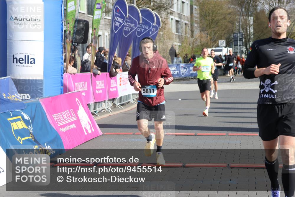12.04.2026 - 45. Internationalen Wilhelmsburger Insellauf Strokosch-Dieckow http://msf.ph/oto/9455514 12.04.2026 10:31:23 Ziel 2831, 5811, 2325 meine-sportfotos.de