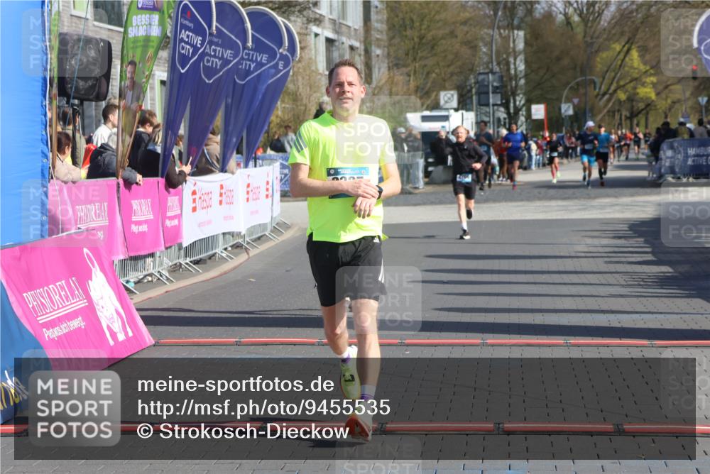12.04.2026 - 45. Internationalen Wilhelmsburger Insellauf Strokosch-Dieckow http://msf.ph/oto/9455535 12.04.2026 10:31:26 Ziel 5811, 2325, 5661 meine-sportfotos.de