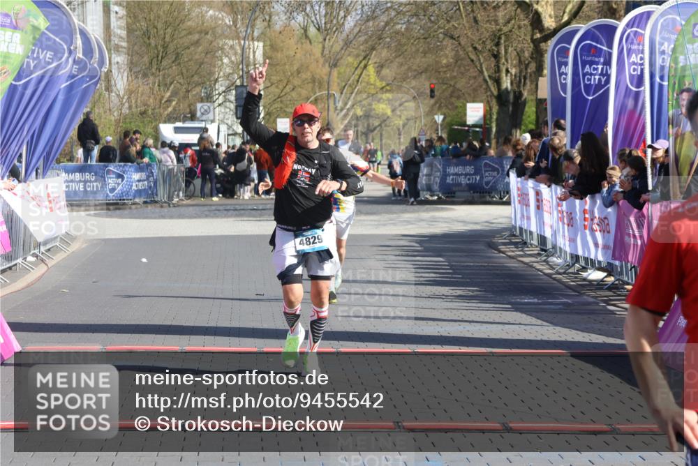 12.04.2026 - 45. Internationalen Wilhelmsburger Insellauf Strokosch-Dieckow http://msf.ph/oto/9455542 12.04.2026 10:44:22 Ziel 2073, 4829, 4062 meine-sportfotos.de