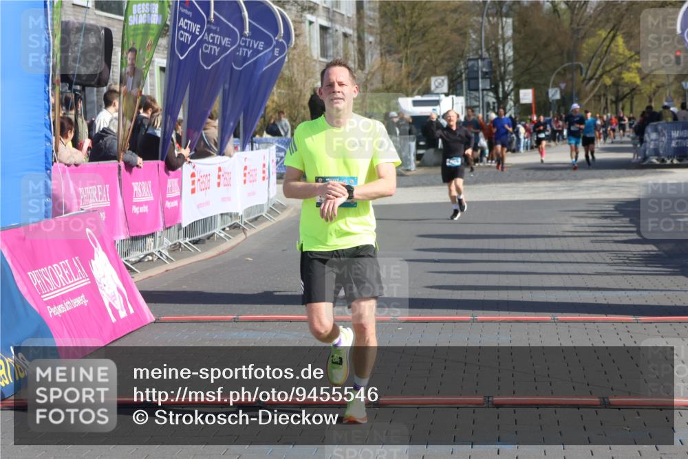 12.04.2026 - 45. Internationalen Wilhelmsburger Insellauf Strokosch-Dieckow http://msf.ph/oto/9455546 12.04.2026 10:31:26 Ziel 5811, 2325, 5661 meine-sportfotos.de