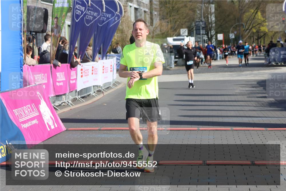 12.04.2026 - 45. Internationalen Wilhelmsburger Insellauf Strokosch-Dieckow http://msf.ph/oto/9455552 12.04.2026 10:31:26 Ziel 5811, 2325, 5661 meine-sportfotos.de