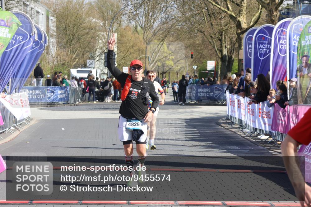 12.04.2026 - 45. Internationalen Wilhelmsburger Insellauf Strokosch-Dieckow http://msf.ph/oto/9455574 12.04.2026 10:44:23 Ziel 2073, 4829, 4062 meine-sportfotos.de