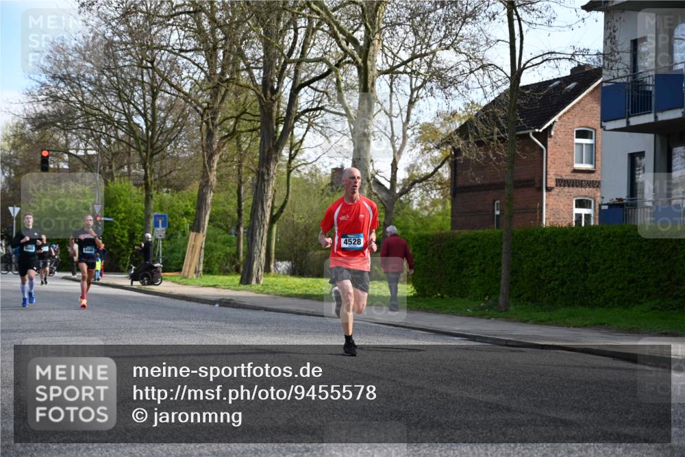 12.04.2026 - 45. Internationalen Wilhelmsburger Insellauf J. Mangold http://msf.ph/oto/9455578 12.04.2026 10:27:12 Ziel 5055, 5301, 2994, 5685, 4528, 3815, 5440, 5279, 2659, 5645, 5585, 2181, 4580, 2213 meine-sportfotos.de