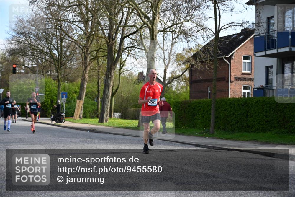 12.04.2026 - 45. Internationalen Wilhelmsburger Insellauf J. Mangold http://msf.ph/oto/9455580 12.04.2026 10:27:12 Ziel 5055, 5301, 2994, 5685, 4528, 3815, 5440, 5279, 2659, 5645, 5585, 2181, 4580, 2213 meine-sportfotos.de