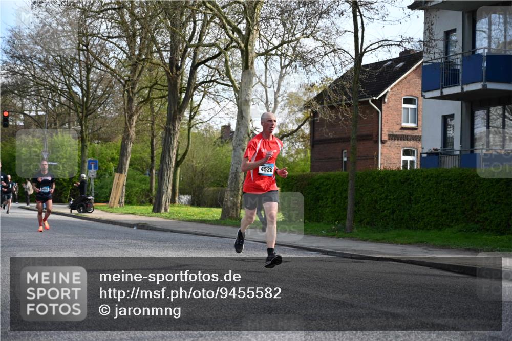 12.04.2026 - 45. Internationalen Wilhelmsburger Insellauf J. Mangold http://msf.ph/oto/9455582 12.04.2026 10:27:12 Ziel 5055, 5301, 2994, 5685, 4528, 3815, 5440, 5279, 2659, 5645, 5585, 2181, 4580, 2213 meine-sportfotos.de