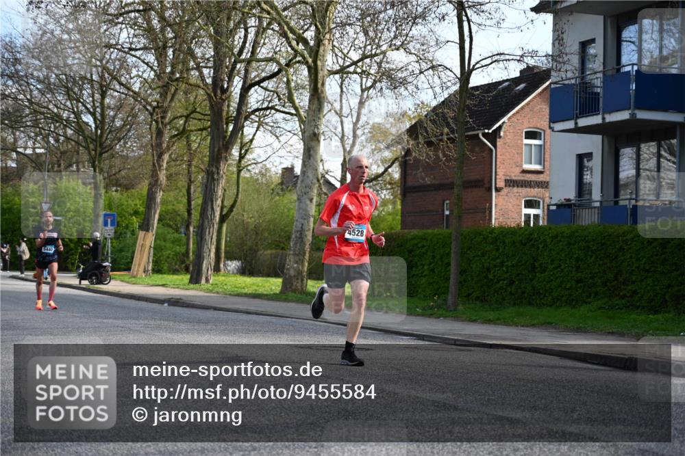 12.04.2026 - 45. Internationalen Wilhelmsburger Insellauf J. Mangold http://msf.ph/oto/9455584 12.04.2026 10:27:12 Ziel 5055, 5301, 2994, 5685, 4528, 3815, 5440, 5279, 2659, 5645, 5585, 2181, 4580, 2213 meine-sportfotos.de