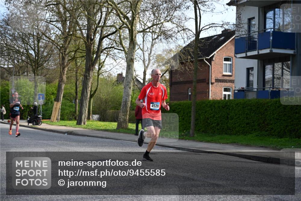 12.04.2026 - 45. Internationalen Wilhelmsburger Insellauf J. Mangold http://msf.ph/oto/9455585 12.04.2026 10:27:12 Ziel 5055, 5301, 2994, 5685, 4528, 3815, 5440, 5279, 2659, 5645, 5585, 2181, 4580, 2213 meine-sportfotos.de