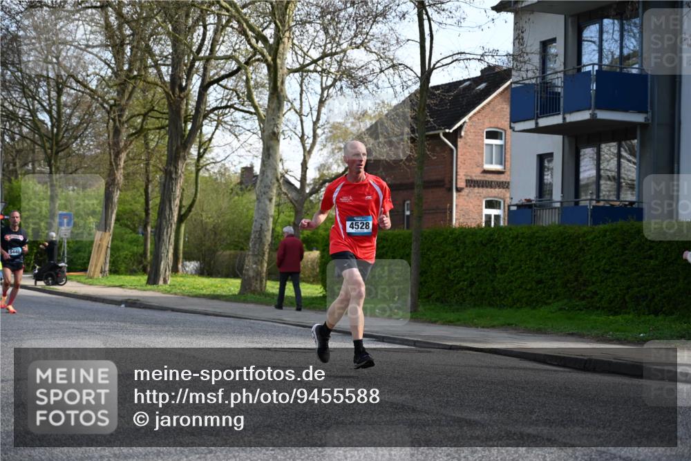 12.04.2026 - 45. Internationalen Wilhelmsburger Insellauf J. Mangold http://msf.ph/oto/9455588 12.04.2026 10:27:12 Ziel 5055, 5301, 2994, 5685, 4528, 3815, 5440, 5279, 2659, 5645, 5585, 2181, 4580, 2213 meine-sportfotos.de