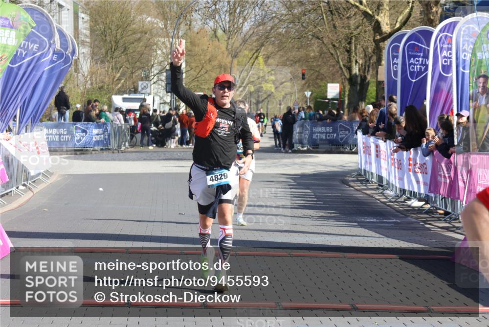 12.04.2026 - 45. Internationalen Wilhelmsburger Insellauf Strokosch-Dieckow http://msf.ph/oto/9455593 12.04.2026 10:44:23 Ziel 2073, 4829, 4062 meine-sportfotos.de