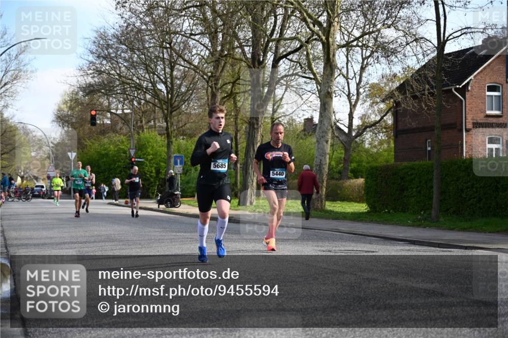 12.04.2026 - 45. Internationalen Wilhelmsburger Insellauf J. Mangold http://msf.ph/oto/9455594 12.04.2026 10:27:15 Ziel 5055, 5301, 2994, 5685, 4528, 3815, 5440, 5279, 2659, 5645, 5585, 2181, 4580, 2213 meine-sportfotos.de