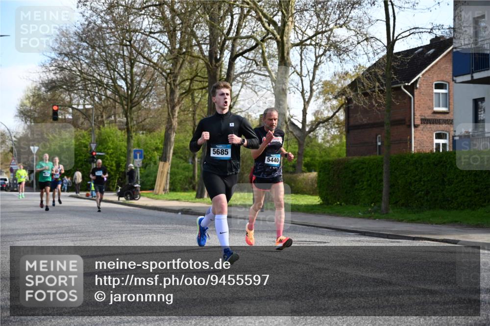 12.04.2026 - 45. Internationalen Wilhelmsburger Insellauf J. Mangold http://msf.ph/oto/9455597 12.04.2026 10:27:16 Ziel 5301, 2994, 5685, 4528, 3815, 5440, 5279, 2659, 5645, 5585, 2181, 4580, 2213 meine-sportfotos.de